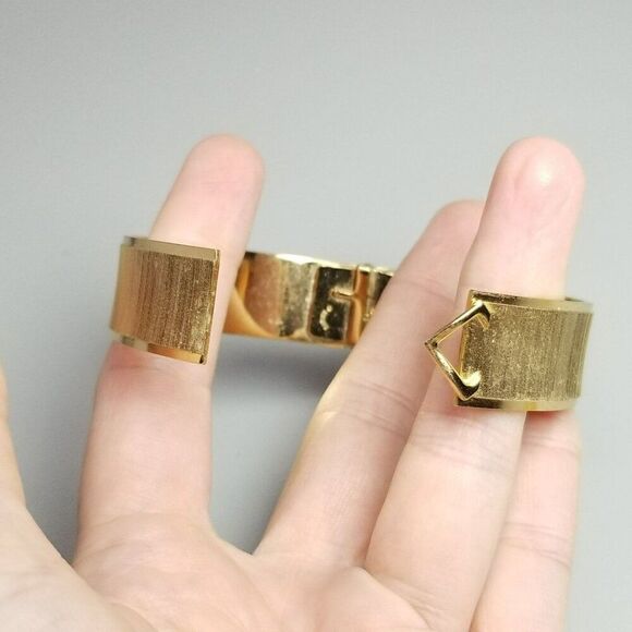 Vintage Napier Gold Tone Oval Shape Hinged Bangle Bracelet, Retro Signed - Picture 4 of 9